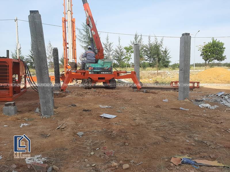 ep coc be tong nha dan tai quang truong