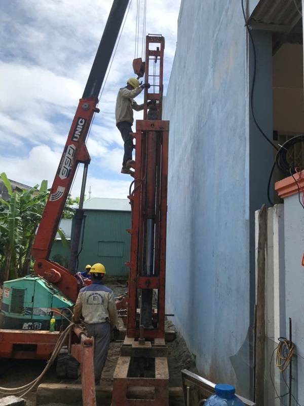 Ep coc be tong nha 2 tang tai khu Da Thanh, Nui Thanh, Quang Nam